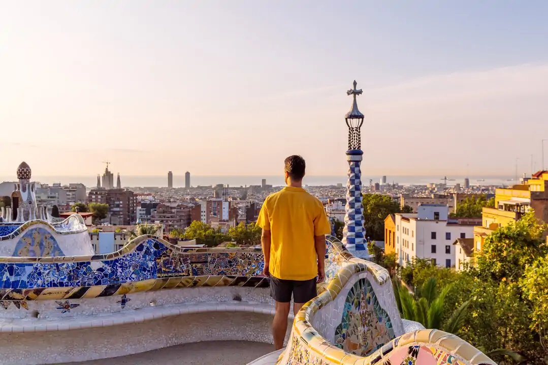 4-dest_spain_barcelona_park_guell_people_man_gettyimages-1400843795_universal_within-usage-period_89460