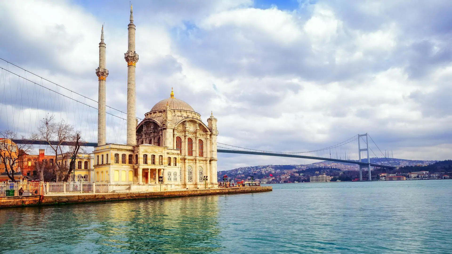 5-dest_turkey_istanbul_ortakoy-mosque_bosphorus-bridge_gettyimages-629163426_universal_within-usage-period_76573