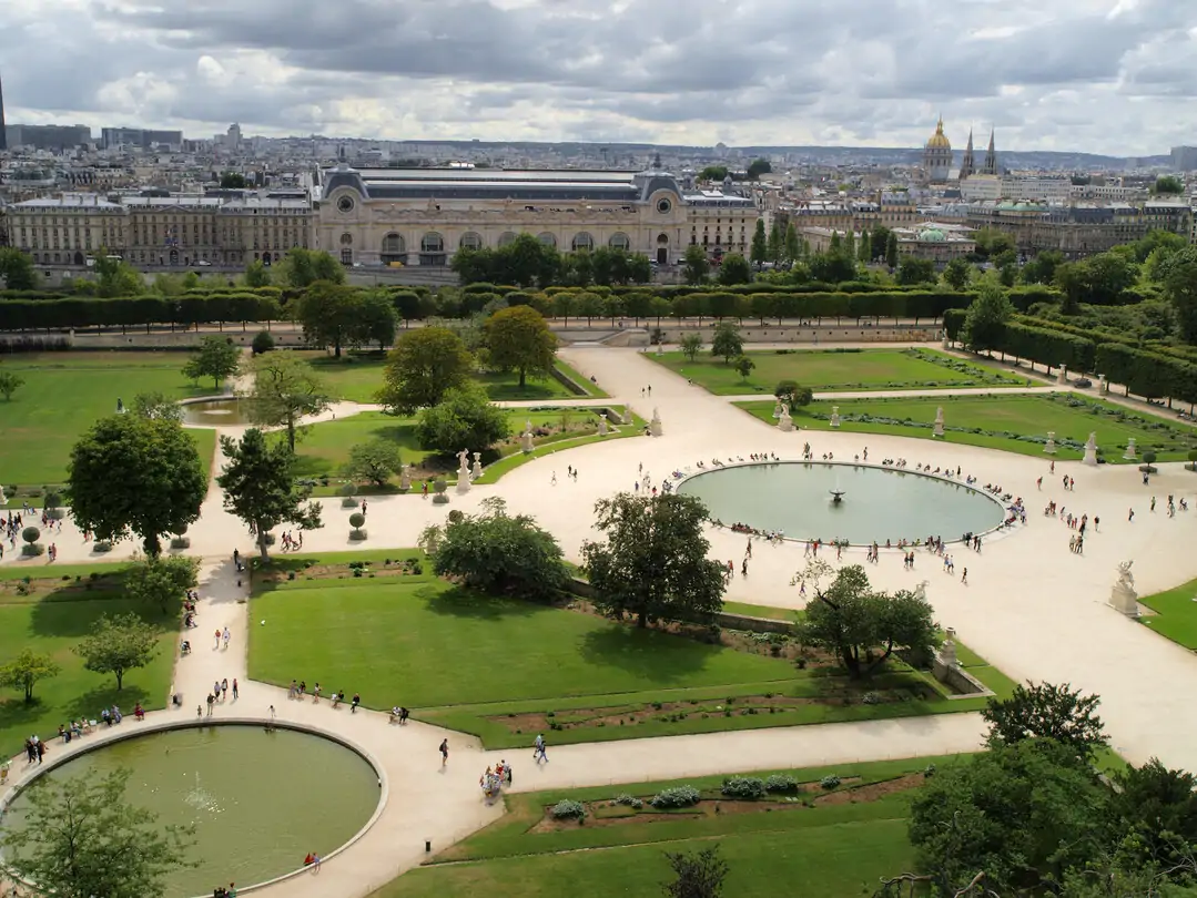 2-dest_france_paris_louvre_tuileries_gettyimages-152159034_universal_within-usage-period_42262