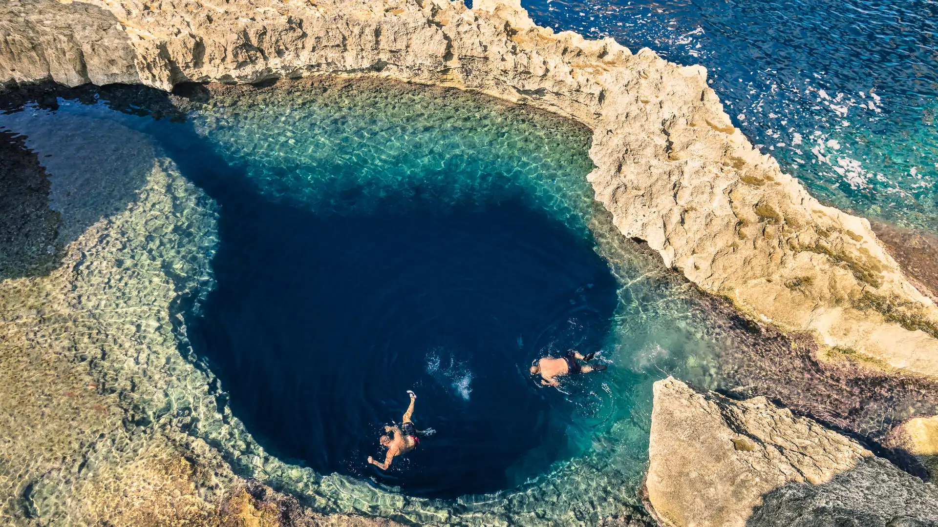 17-dest_malta_luqa_azure-window_gozo_gettyimages-467551504_universal_within-usage-period_31099