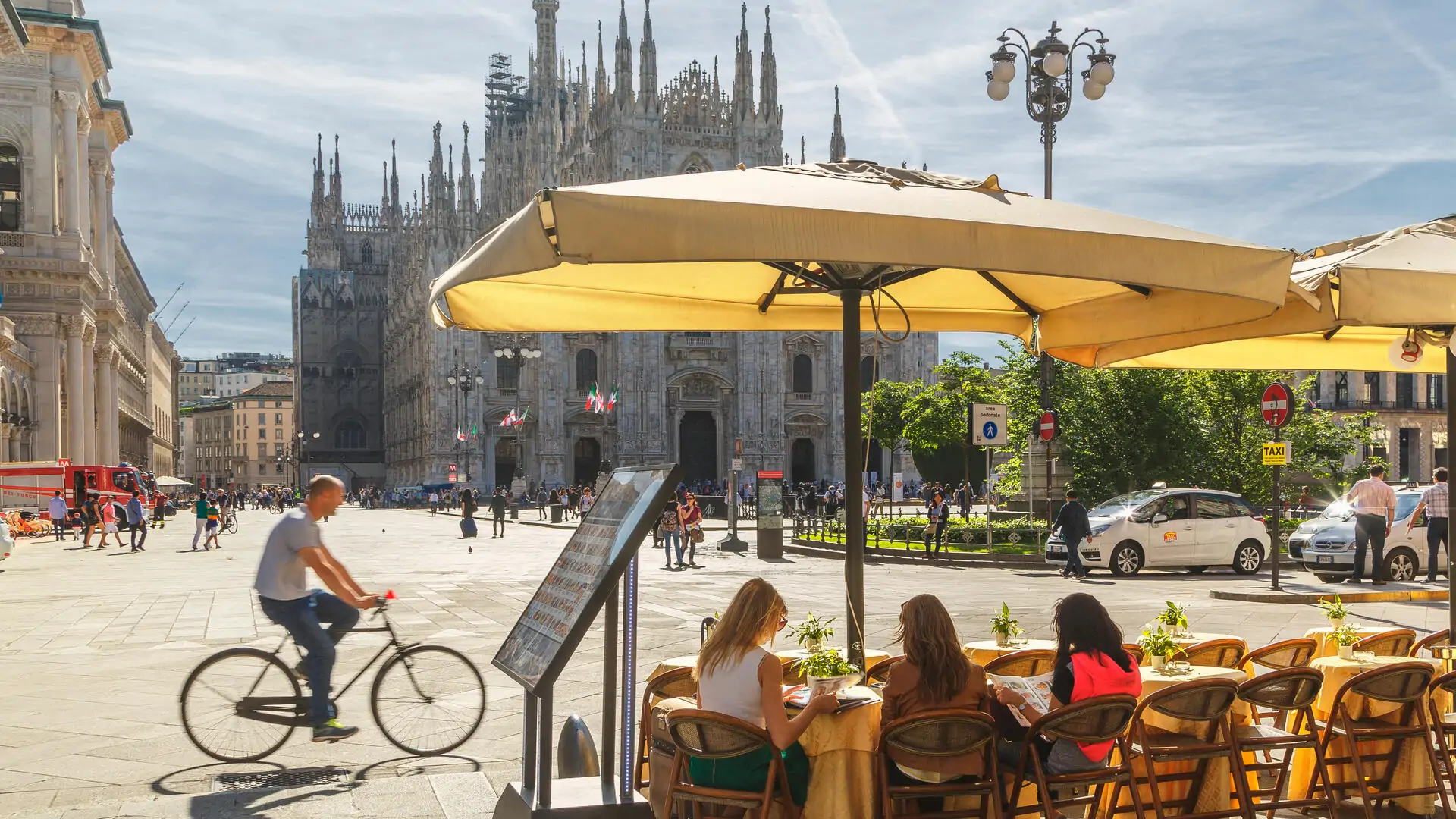 11-dest_italy_milan_theme_restaurant_cafe_people_gettyimages-579274487_universal_within-usage-period_83194