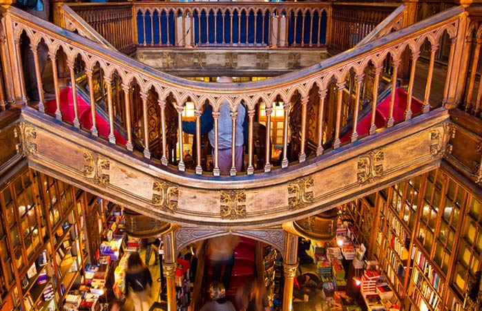 Kunder söker böcker på Livraria Lello, en bokhandel i nygotisk stil i Porto © guillenperez