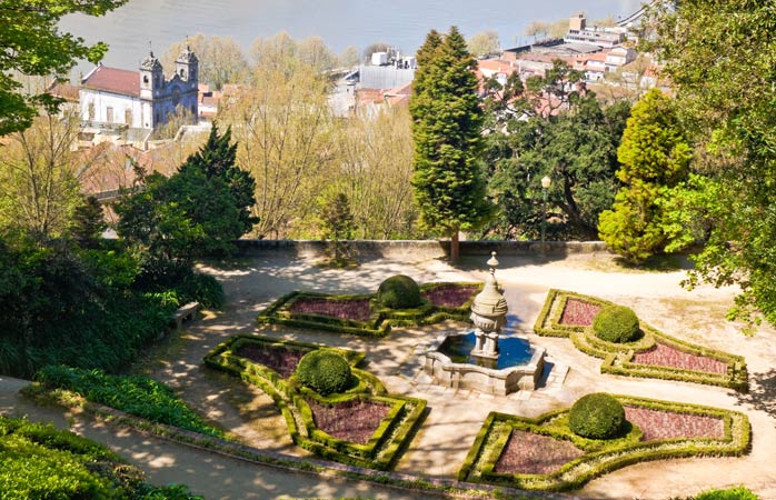 Utsikt över Douro-floden från kristallpalatsets trädgård – Porto, Portugal