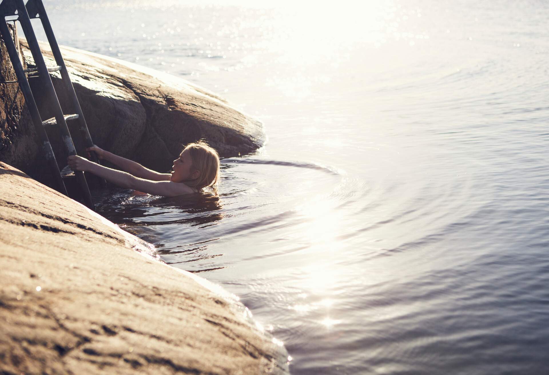 THEME_PEOPLE_GIRL_SWIMMING_LADDER_GettyImages-769723631