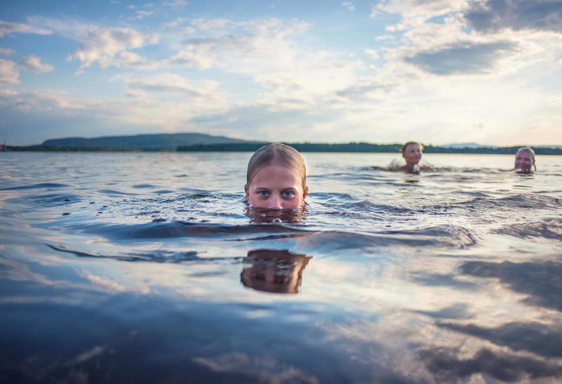 THEME_PEOPLE_GIRL_SWIMMING_LAKE_GettyImages-696157567