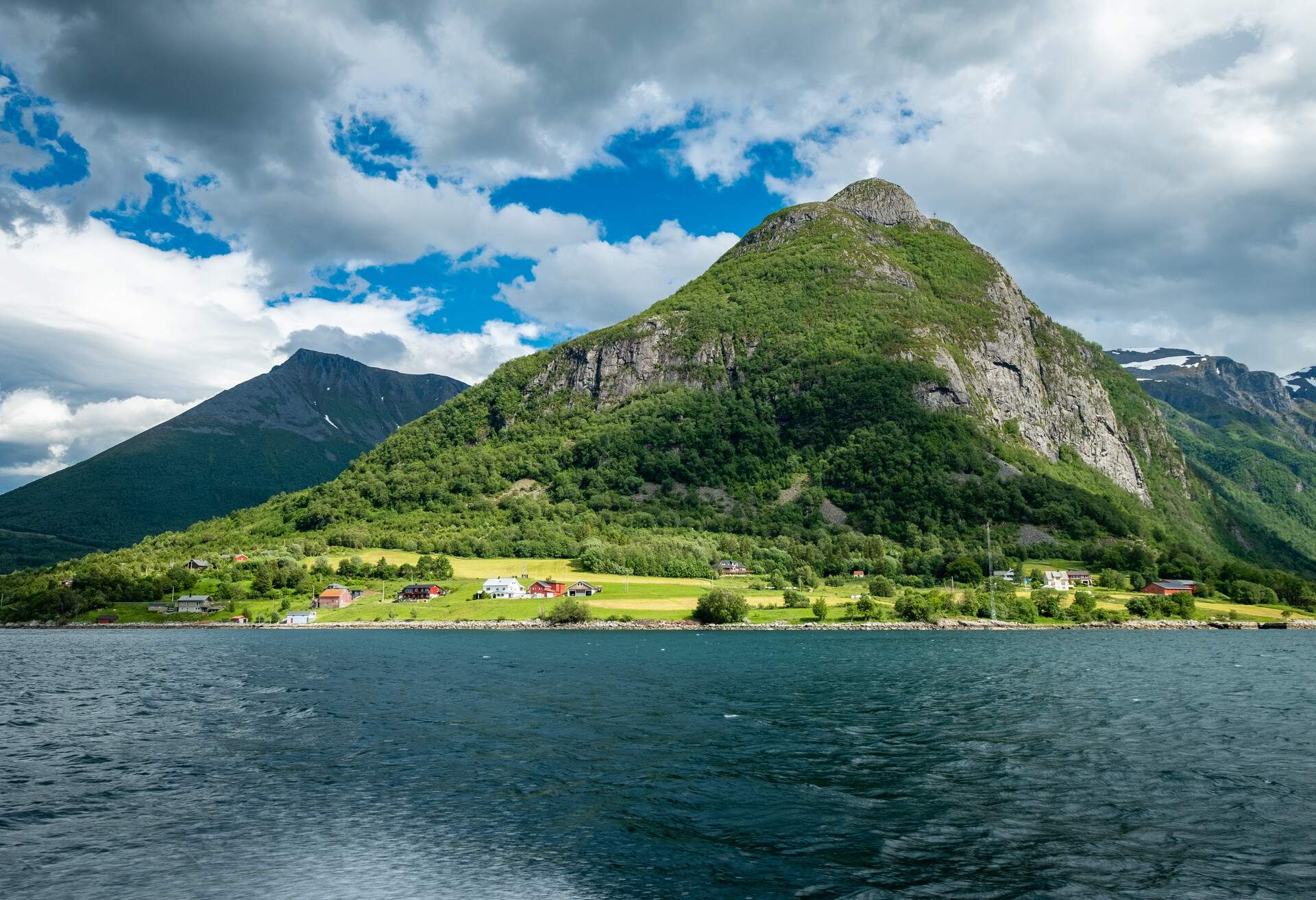 DEST_NORWAY_Hjørundfjorden_GettyImages