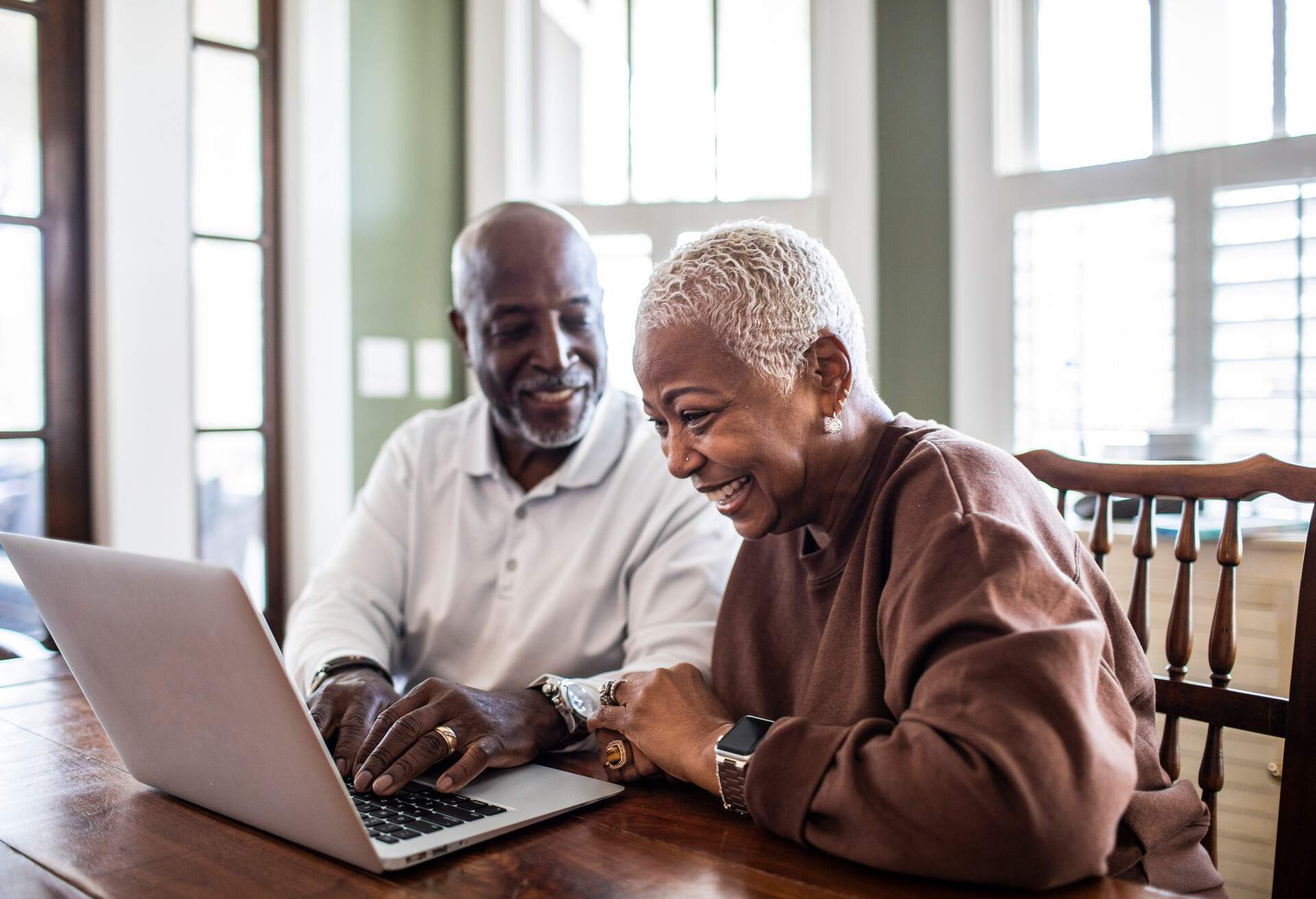 theme_people_couple_laptop_gettyimages-1380716302