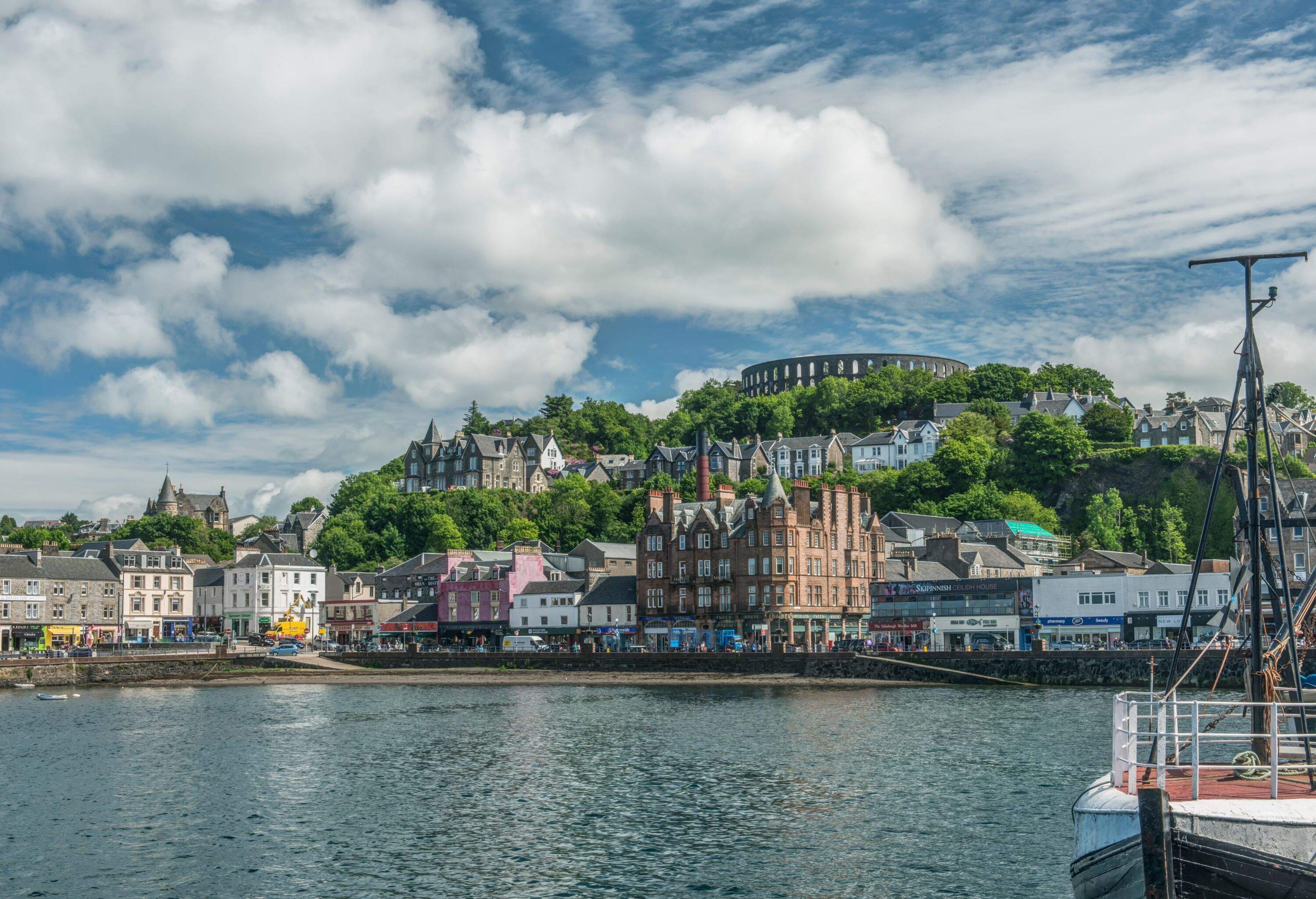 A quaint village by the sea with houses by the shore.