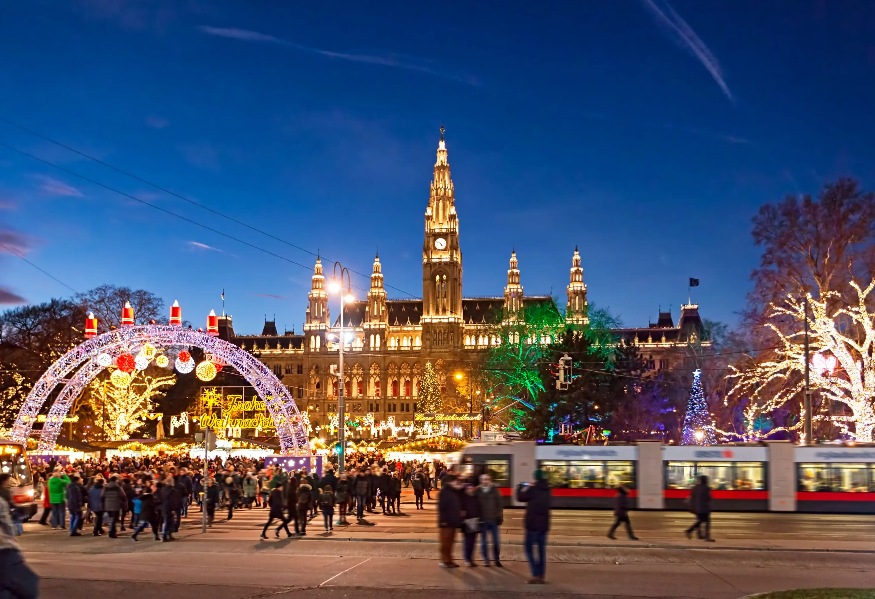 dest_austria_vienna_rathausplatz_christmas_market_gettyimages-1047133198_universal_within-usage-period_89055